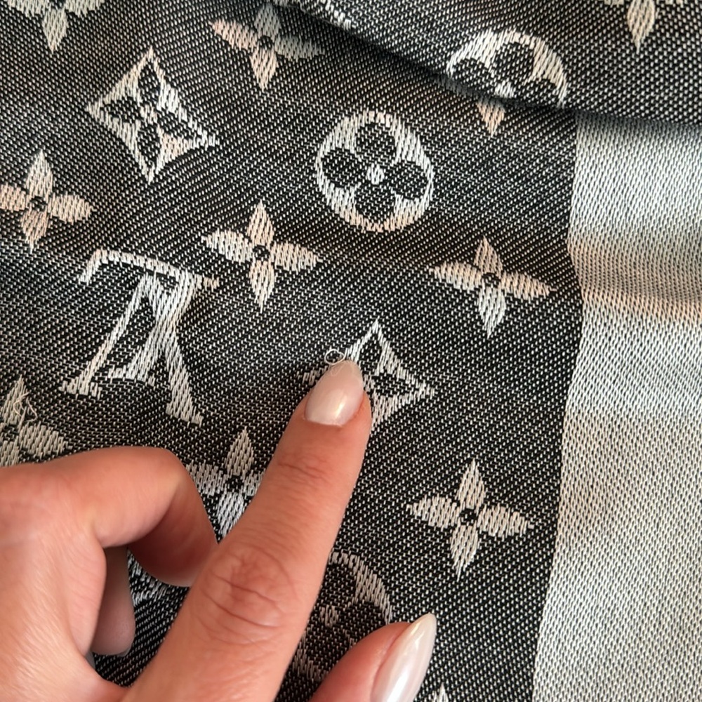 Louis Vuitton Monogram denim black shawl - Picture 7 of 10
